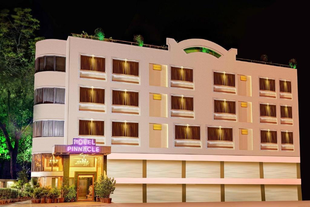 Hotel Pinnacle Ахмедабад Экстерьер фото