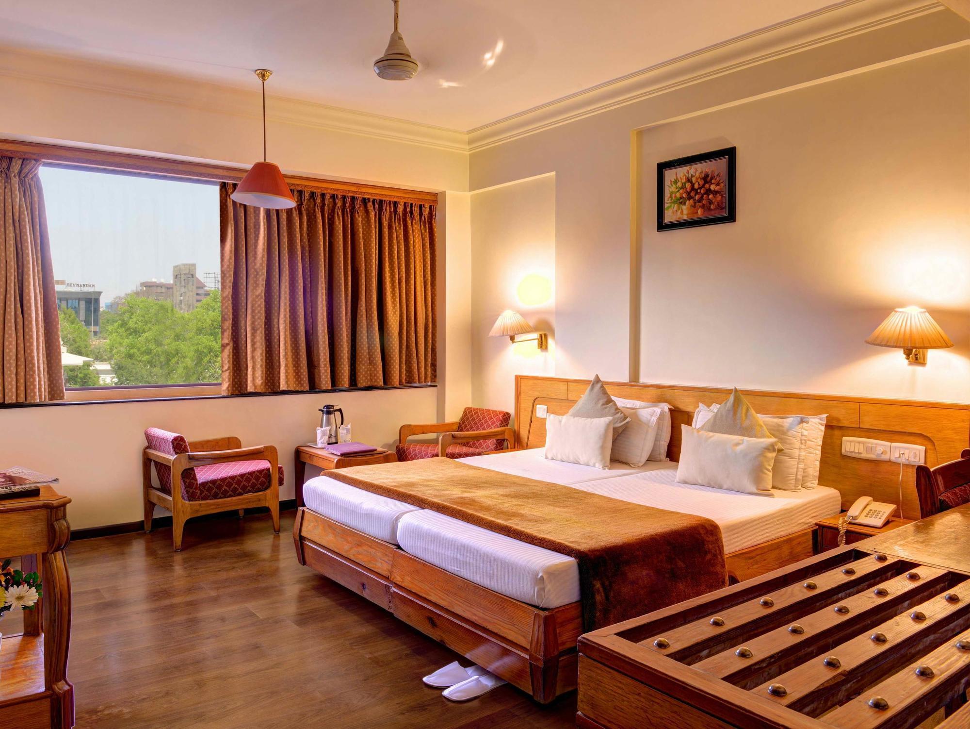 Hotel Pinnacle Ахмедабад Экстерьер фото