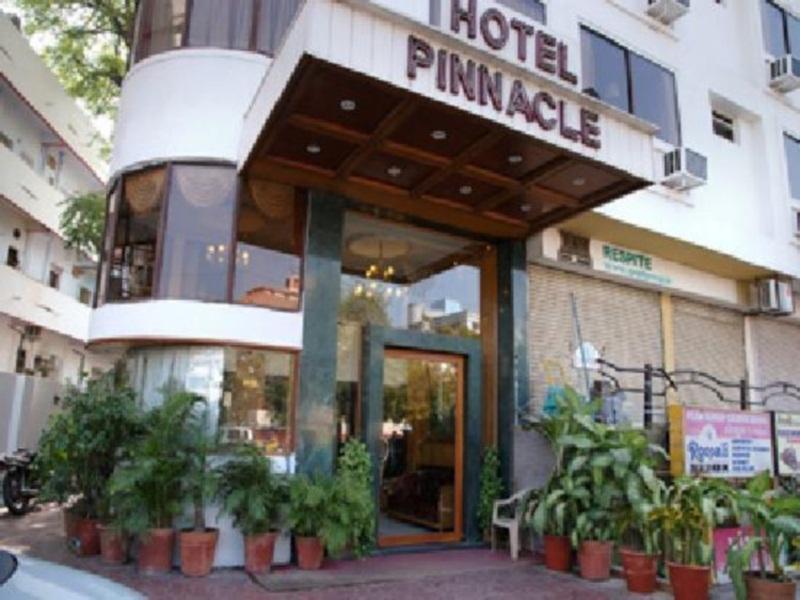 Hotel Pinnacle Ахмедабад Экстерьер фото